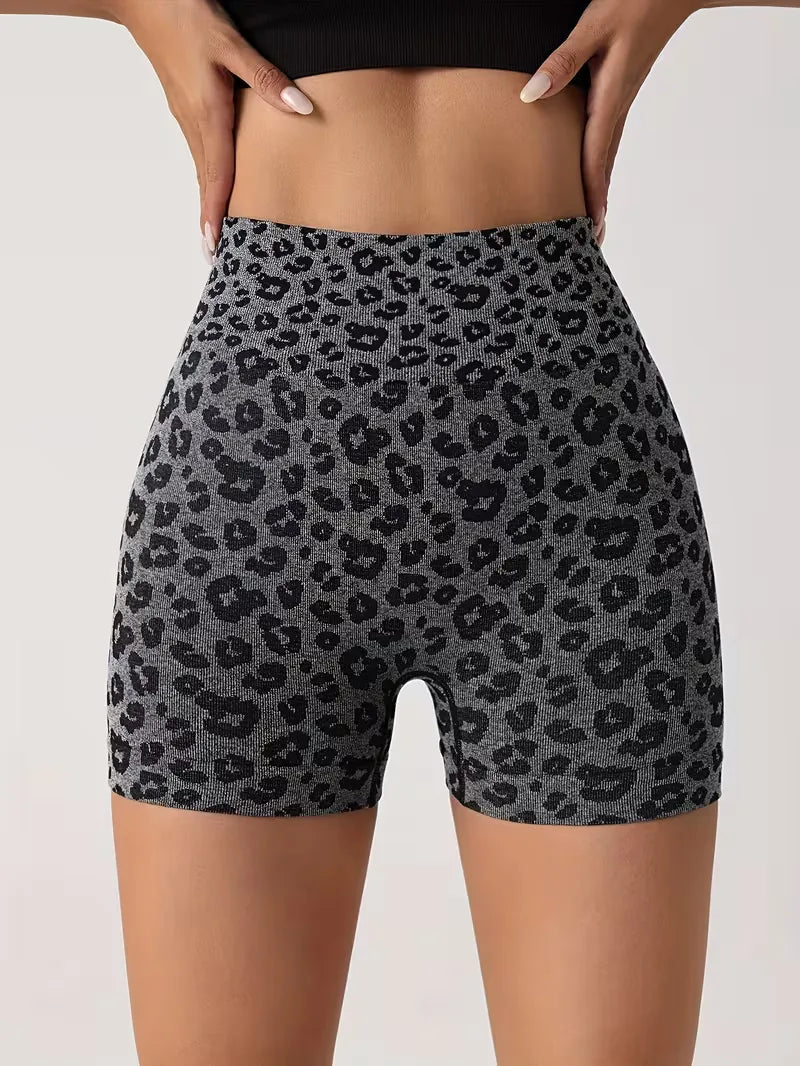 High-waisted shorts met leopard print