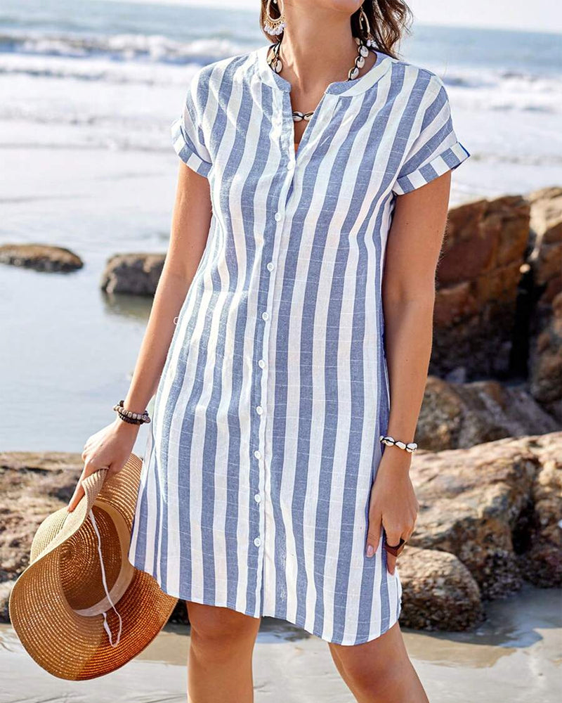 Gestreepte Dames Zomerjurk Met Knoopsluiting En Korte Mouwen