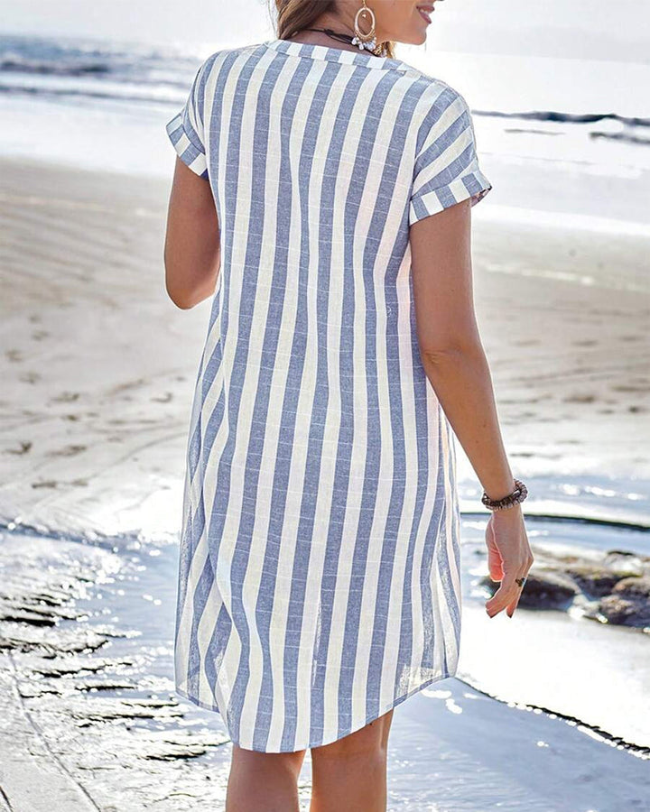 Gestreepte Dames Zomerjurk Met Knoopsluiting En Korte Mouwen