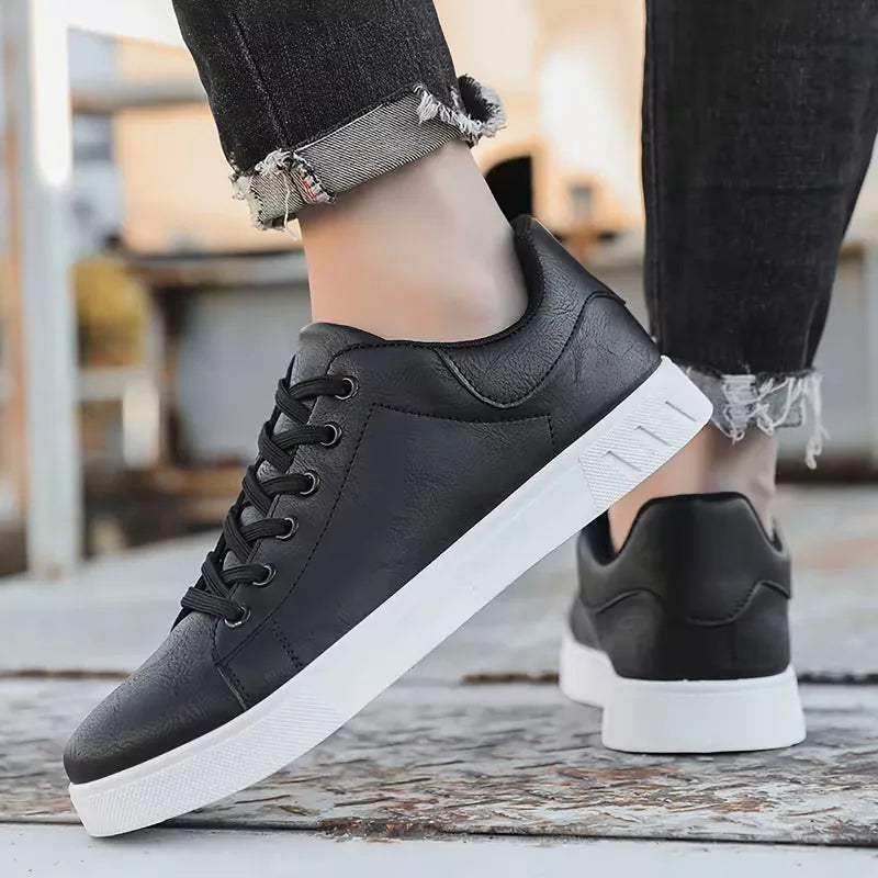 Sneakers van kunstleer met vetersluiting