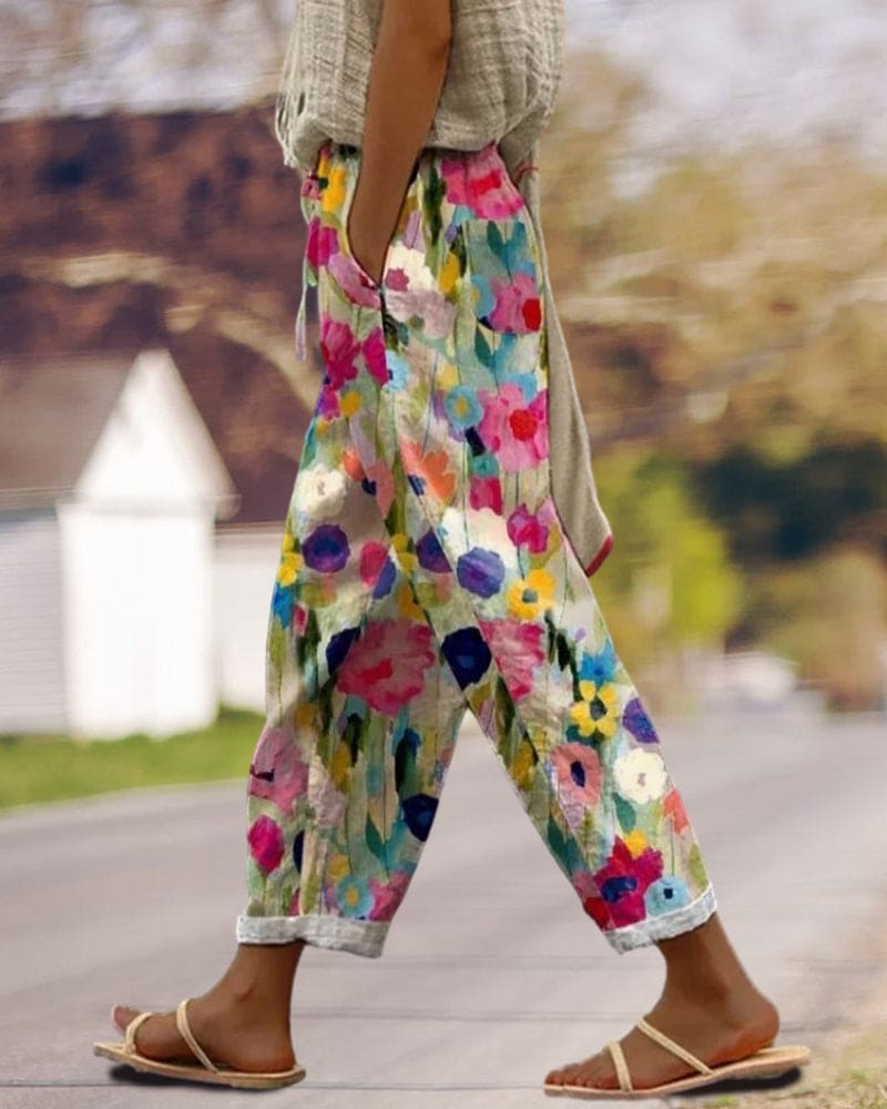 Carlijn | Kleurrijke bloemenprint broek met zakken