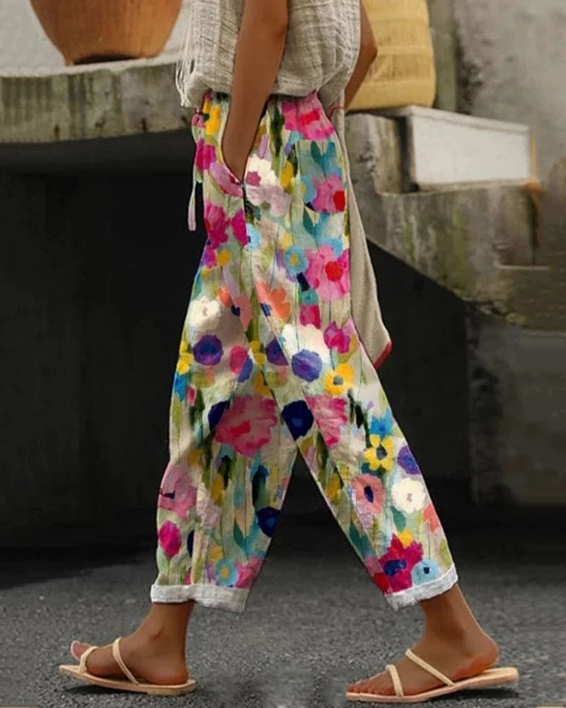 Carlijn | Kleurrijke bloemenprint broek met zakken