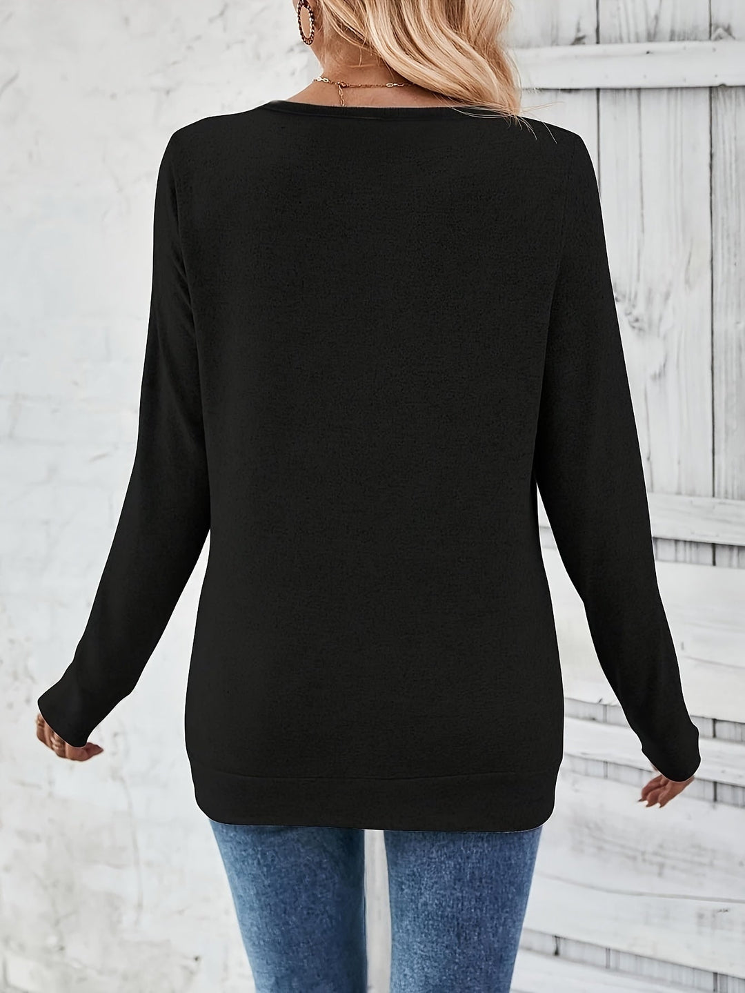 Elise | Elegant V-hals T-shirt met lange mouwen en knoopdetail