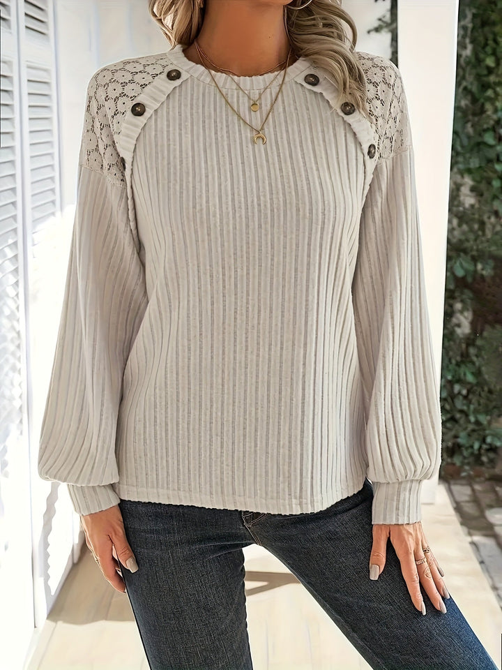 Emma | Elegante polyester dames sweatshirt met kanten schouderdetail en knoopaccenten