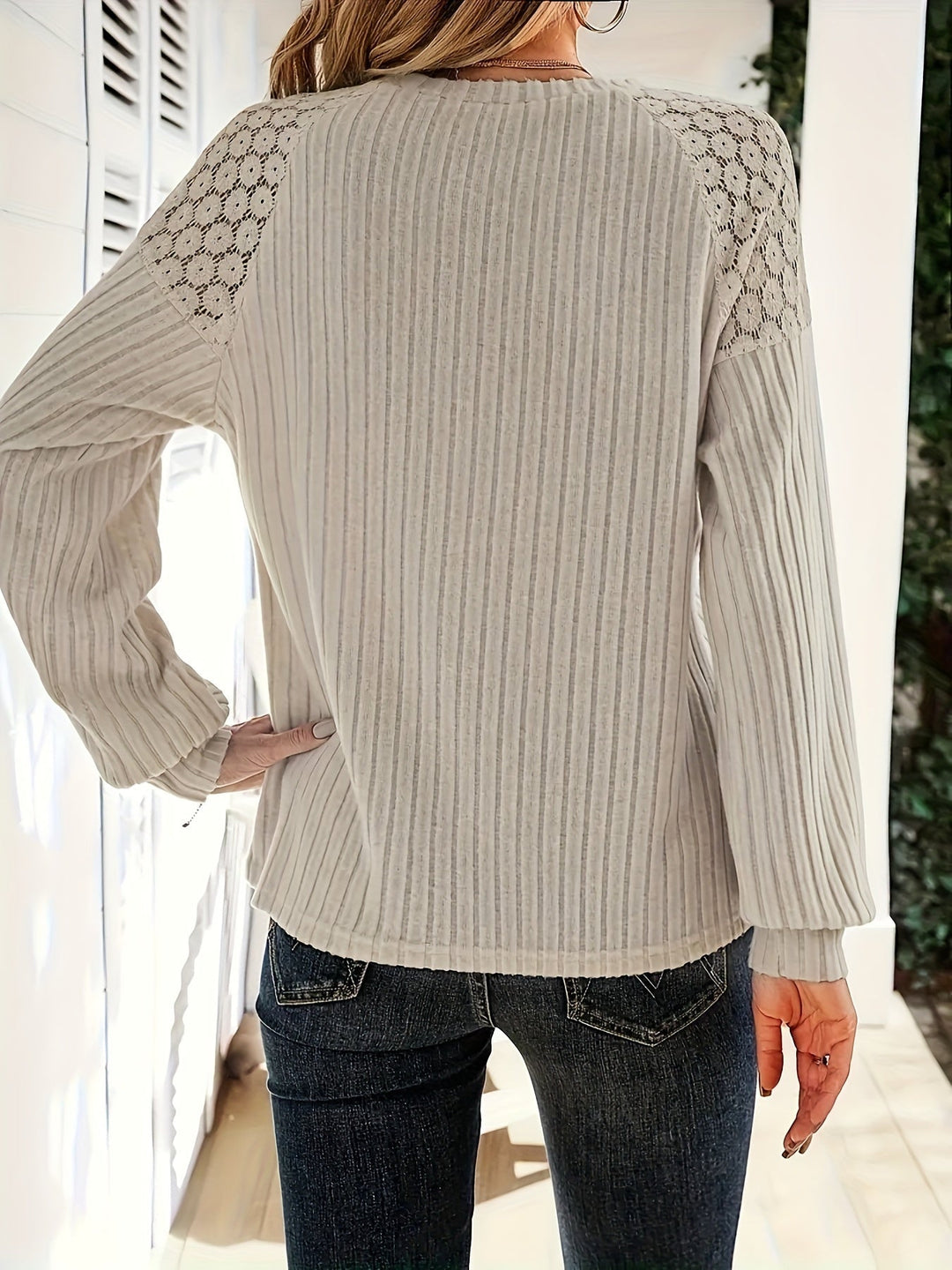 Emma | Elegante polyester dames sweatshirt met kanten schouderdetail en knoopaccenten