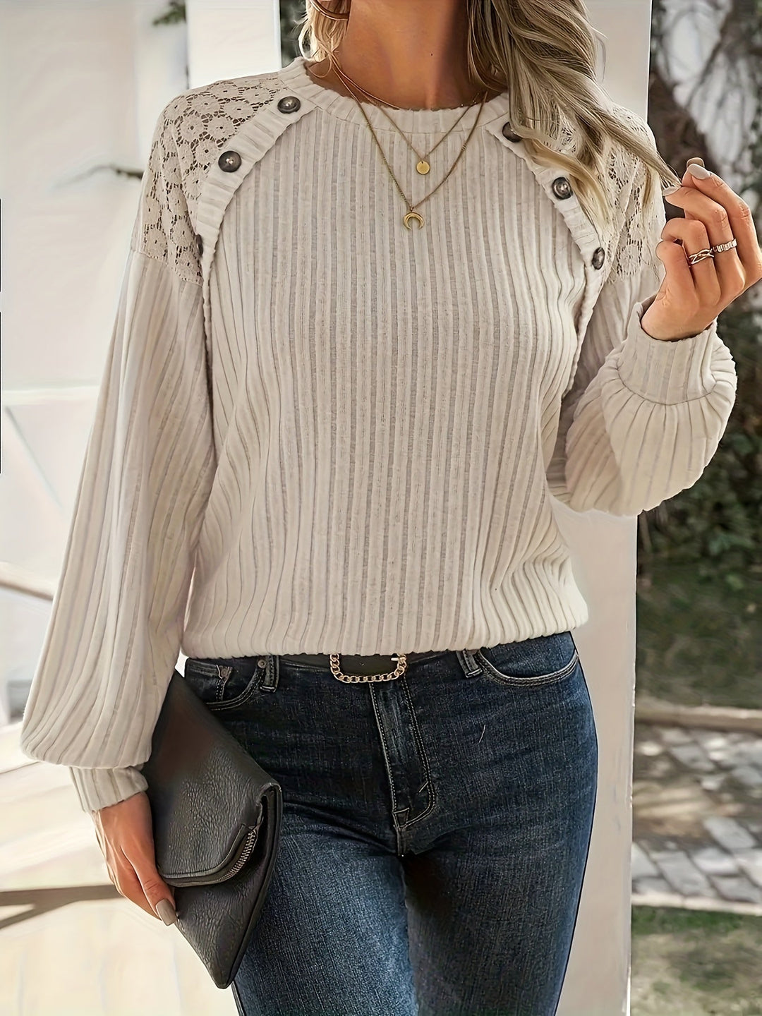 Emma | Elegante polyester dames sweatshirt met kanten schouderdetail en knoopaccenten