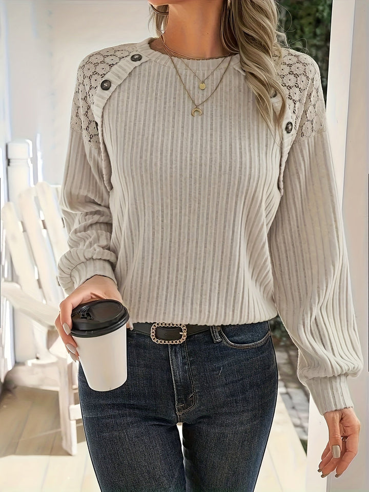 Emma | Elegante polyester dames sweatshirt met kanten schouderdetail en knoopaccenten