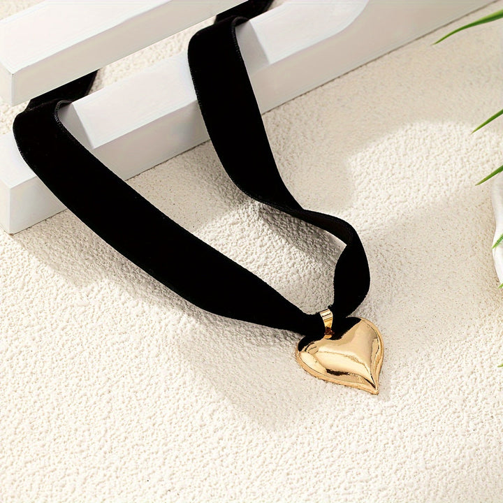 Nina | Elegante sexy liefdeshart ketting met zwarte flanellen band choker