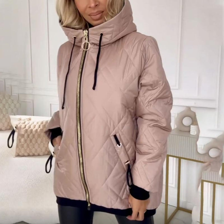 YANNAH – DE DIAMANT GEQUILTEERDE JAS MET CAPUCHE
